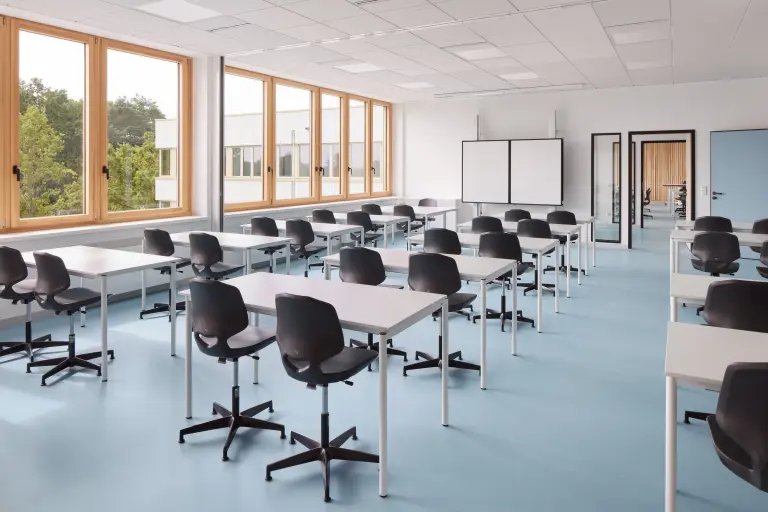 blåt gulv i klasseværelse