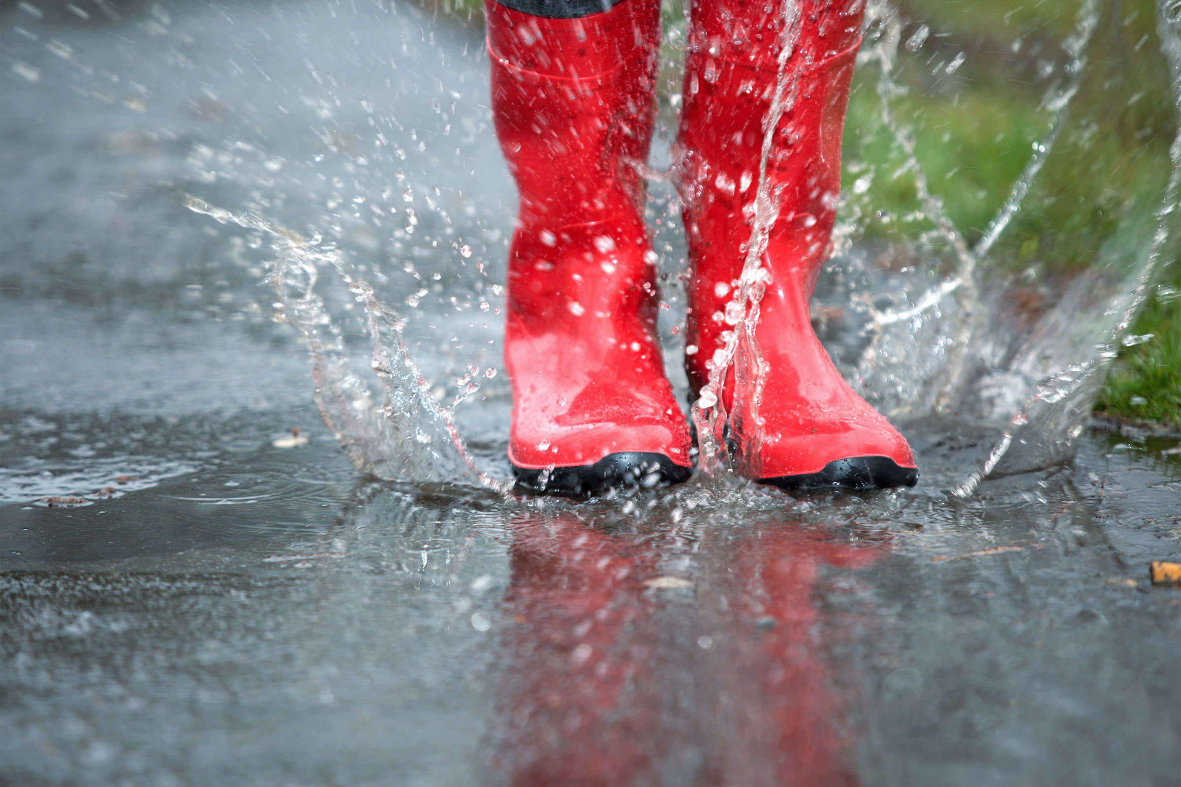 gummistøvler i regnpyt