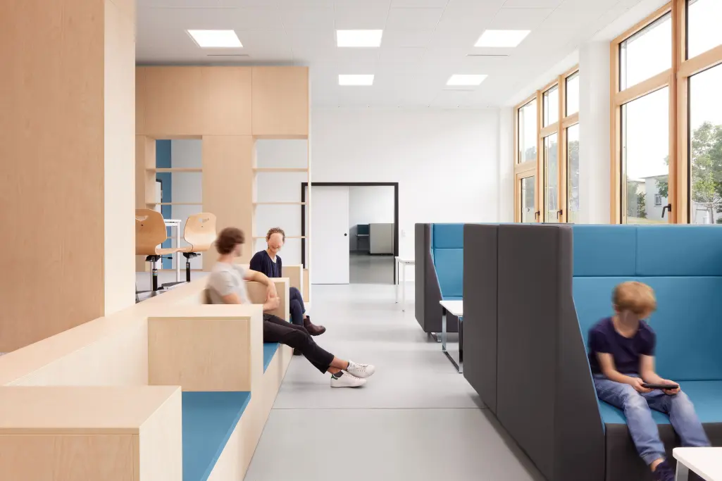 Børn sidder i et skolemijø og koncentrerer sig