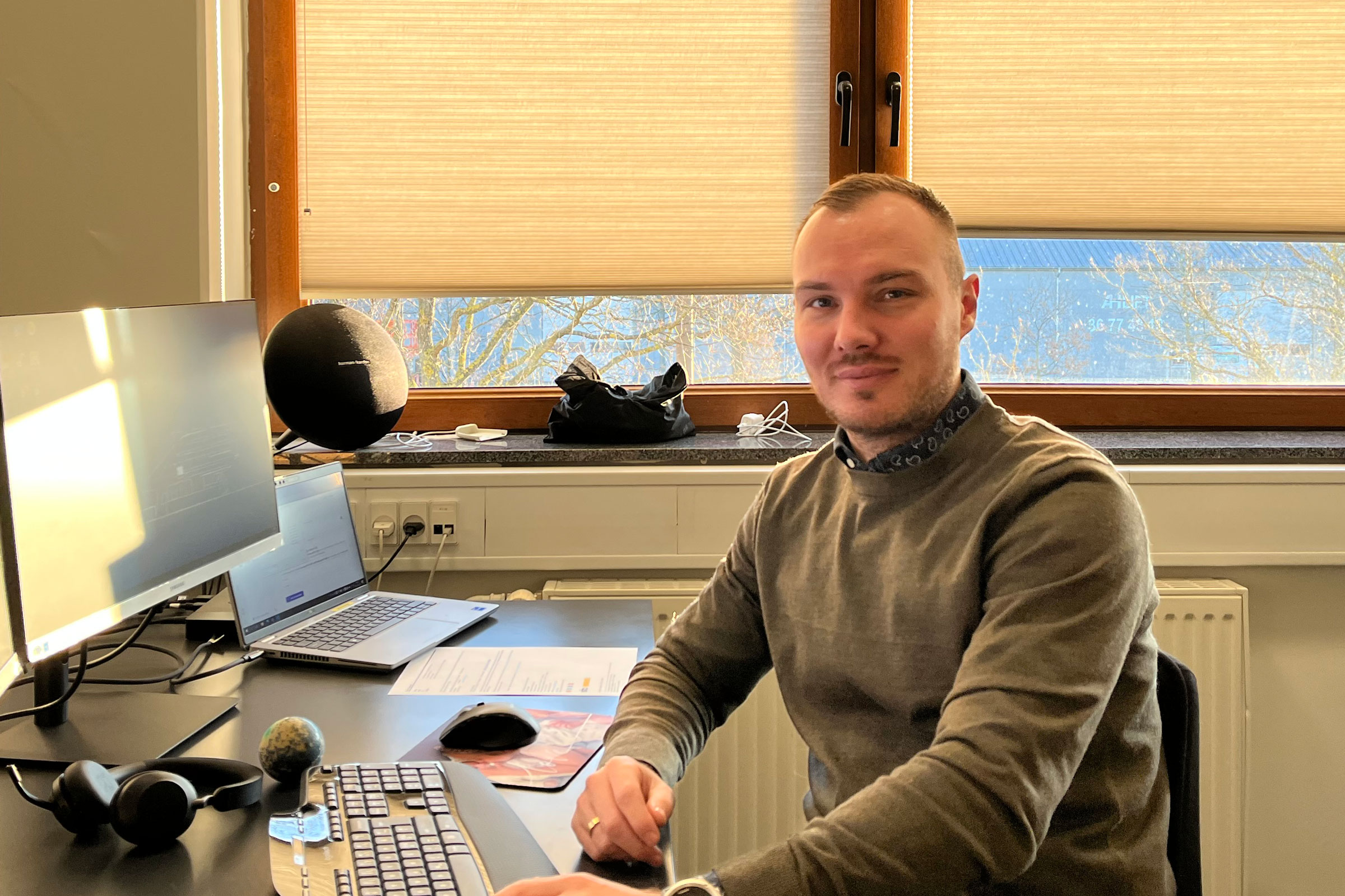 Nicolai Valbjørn sidder foran sin skærm