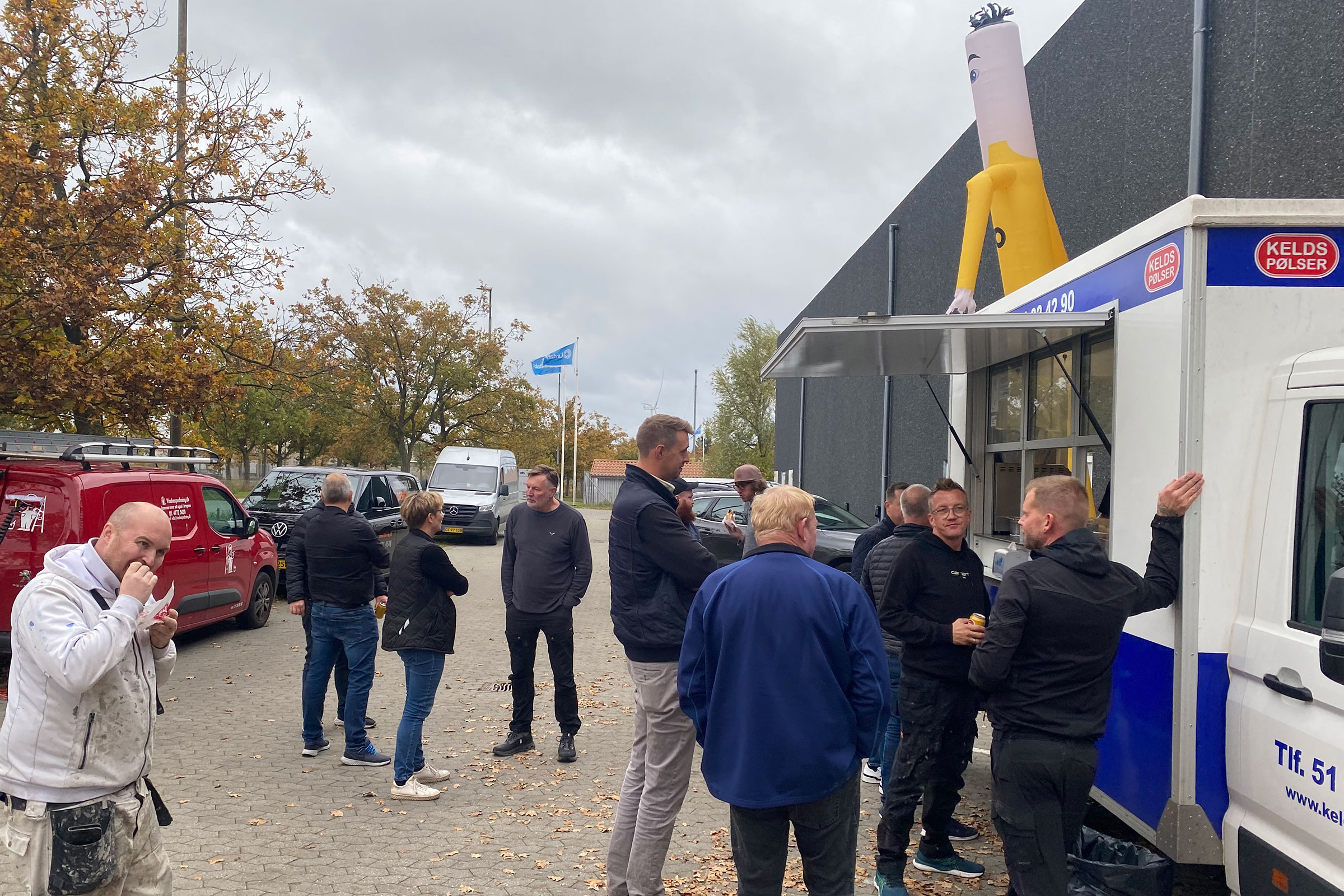 personer foran pølsevogn