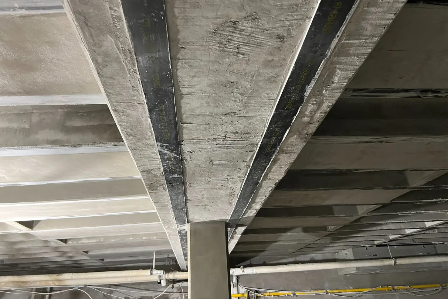 kulfiber på en underside en garage