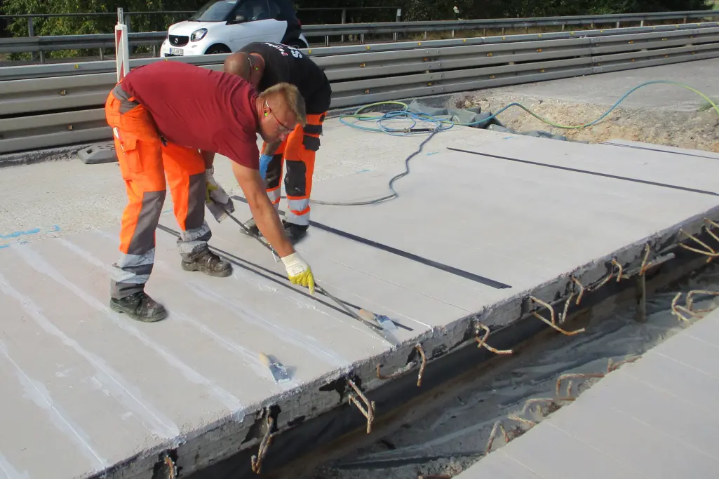 kulfiberstænger nedlægges i betonelement