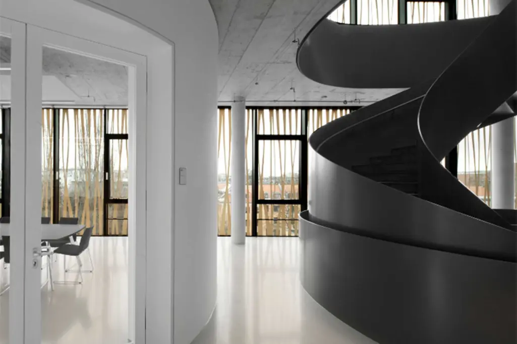 Flot trappe i et industrielt miljø med et designgulv