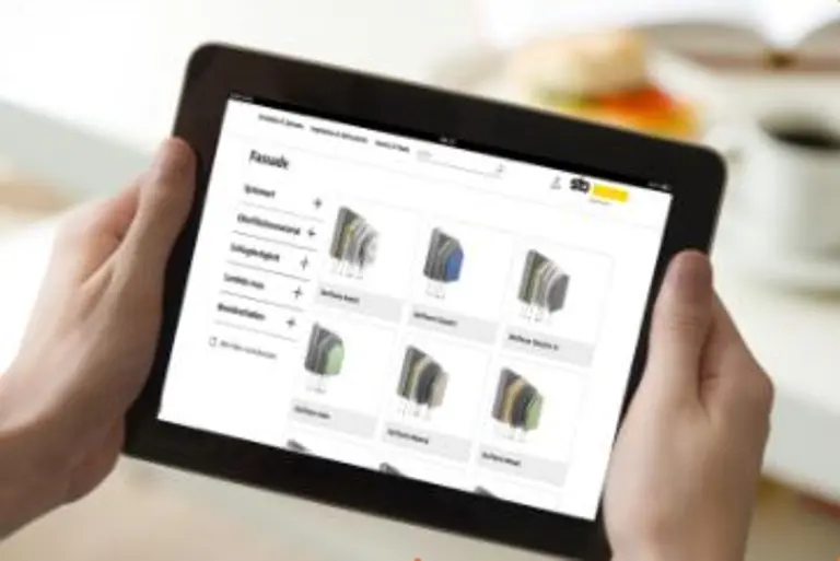 tablet bliver holdt af to hænder