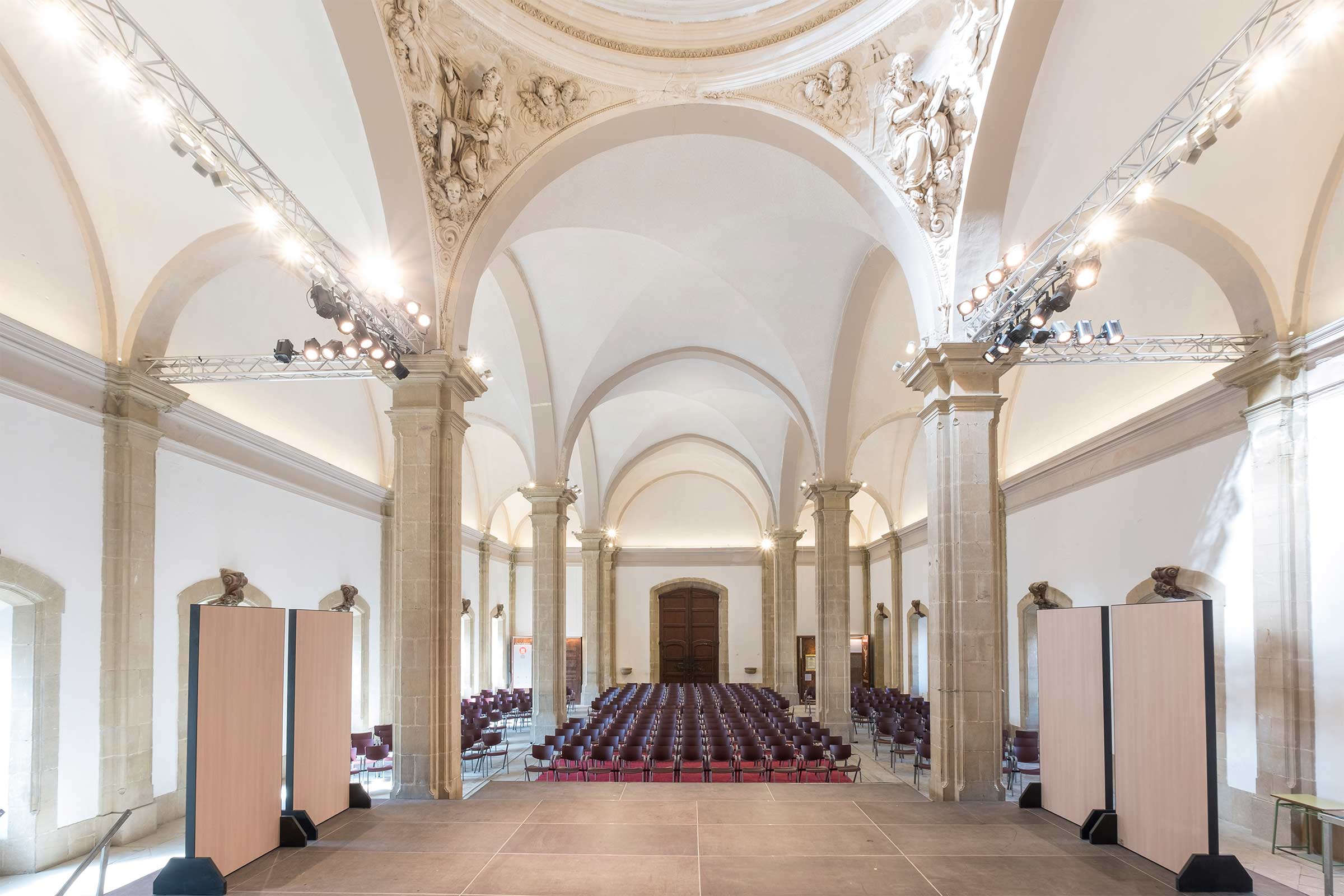 Auditorium, det gamle universitet, Cervera, Spanien. StoSilent Compact Miral AP