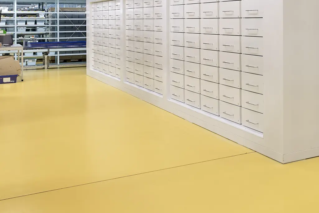 Gult fabriksgulv