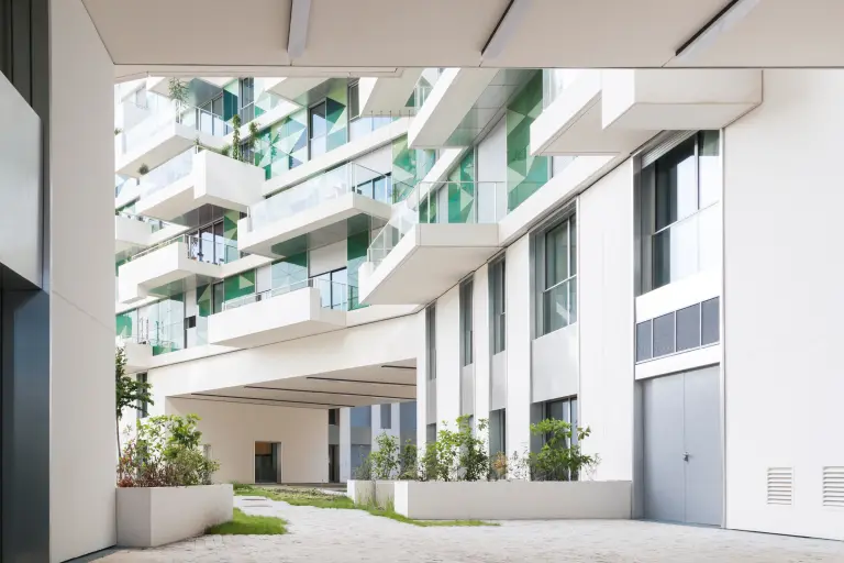Kig ind i gårdrum med stoventec facade